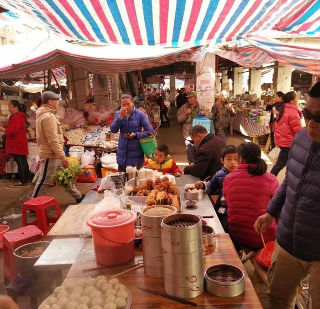 小区菜市场卖什么最吸引人（菜市场卖什么最吸引人的视频）