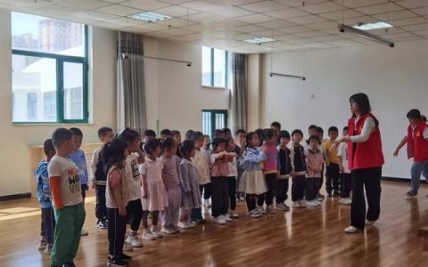 爸爸妈妈去上班我去幼儿园歌曲简谱和弦（爸爸妈妈去上班我去幼儿园歌曲简谱图片）