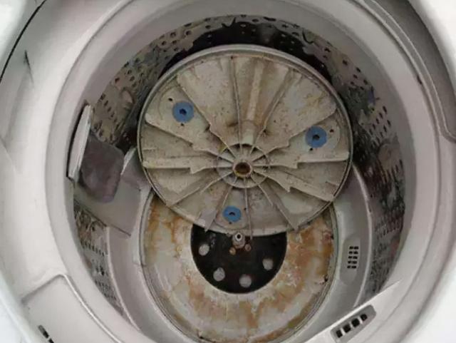 滚筒式洗衣机里面的脏东西怎样清理（滚筒洗衣机里脏东西怎么清理图解）
