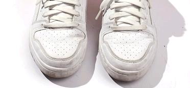 小白鞋清洁剂怎样使用的视频（小白鞋洗洁剂怎么打开）