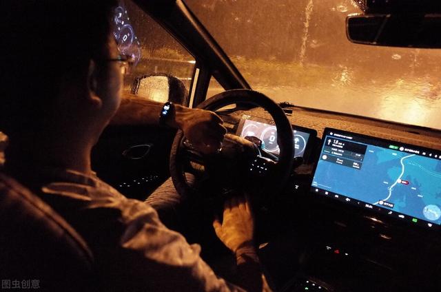 上海开网约车一个月能挣多少钱（现在开网约车一个月能挣多少钱）