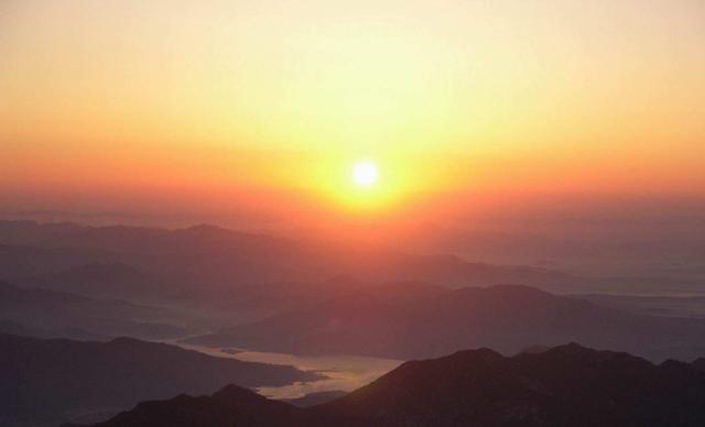 平明送客楚山孤平明指的是什么时间（平明送客楚山孤的平明是啥意思）