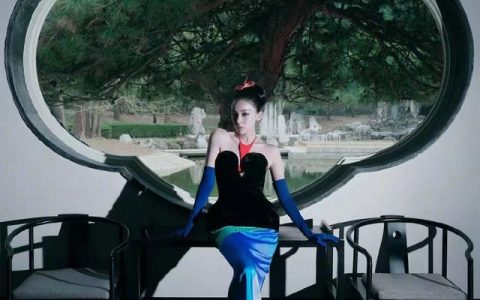 儿童大红色羽绒服搭配裤子图片（儿童绿色裤子搭配图片）