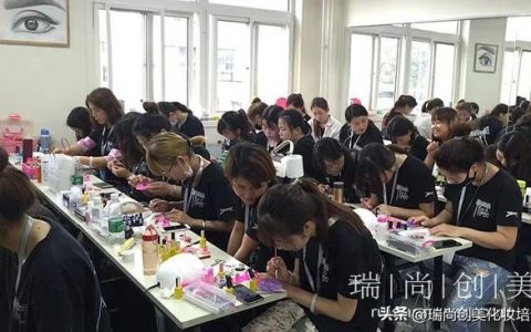 女生学美甲赚钱吗，2021女生开美甲店赚钱吗？