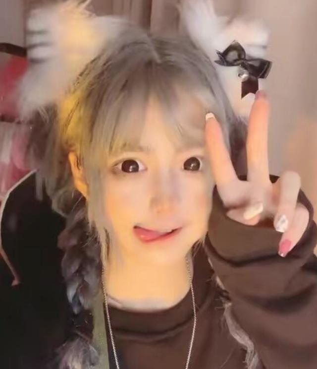 快手安妮多大,快手安妮嘴里含的什么?